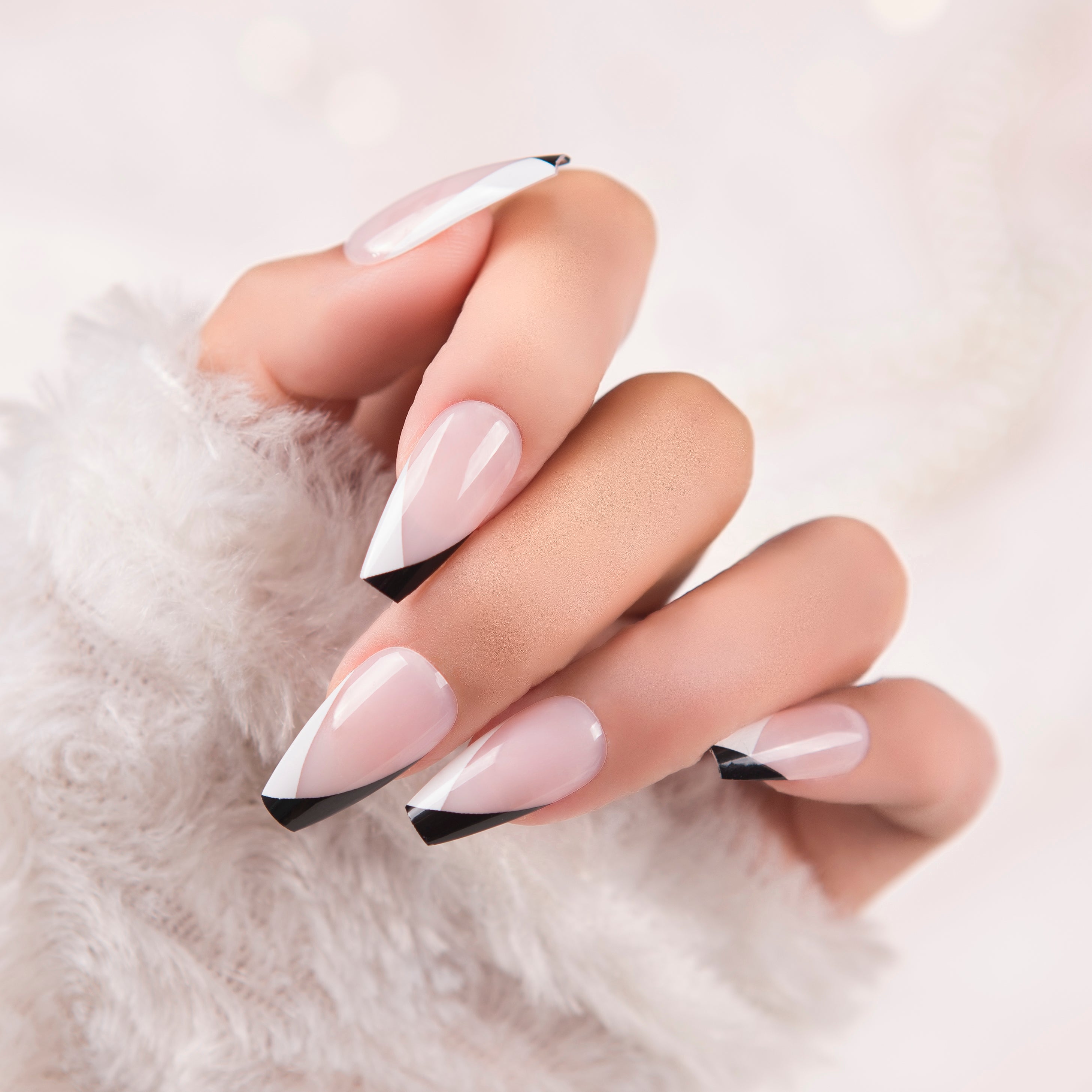 BLACK AND WHITE - 28 PCS