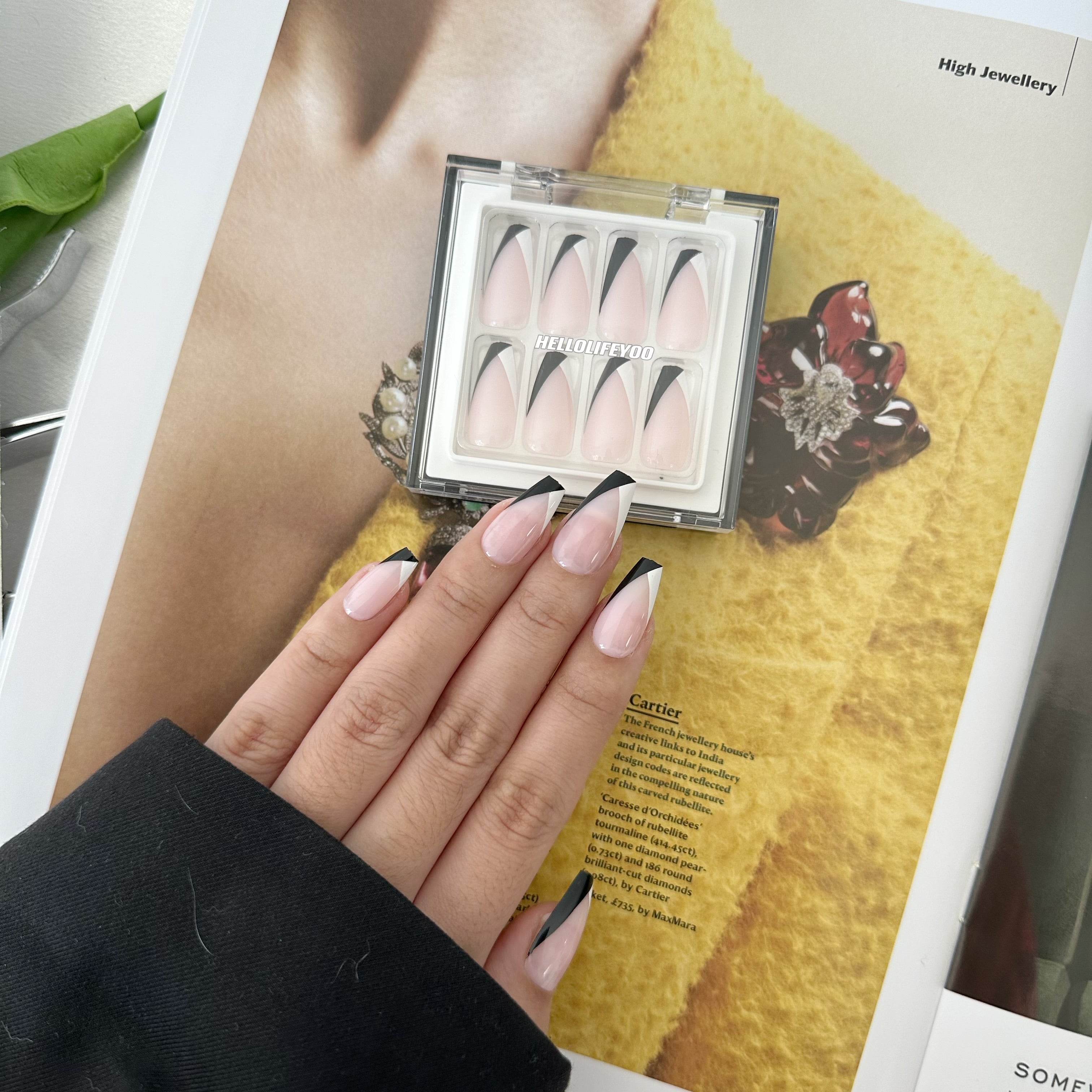 BLACK AND WHITE - 28 PCS