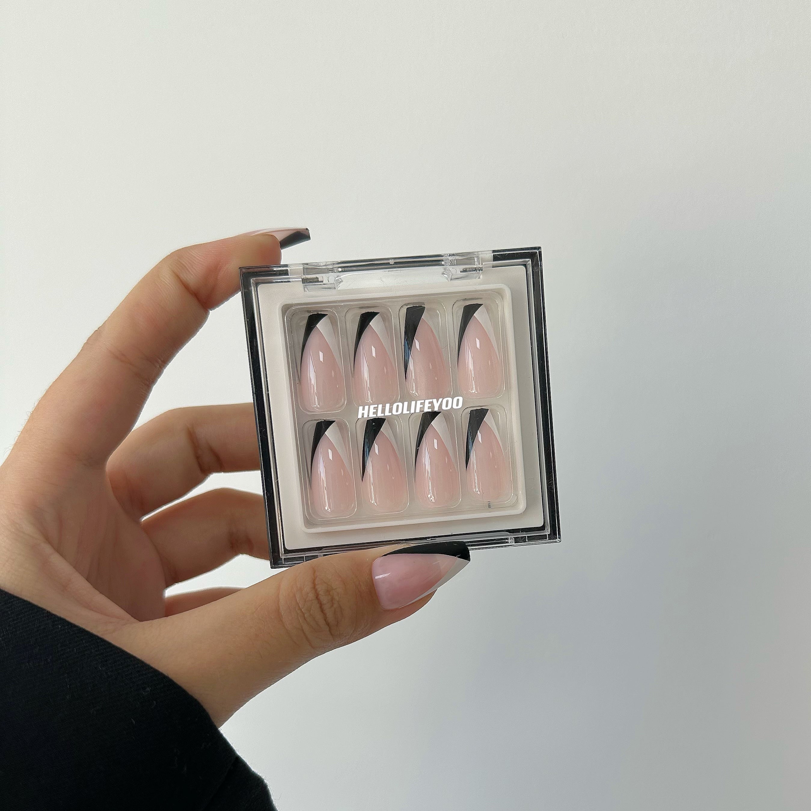 BLACK AND WHITE - 28 PCS