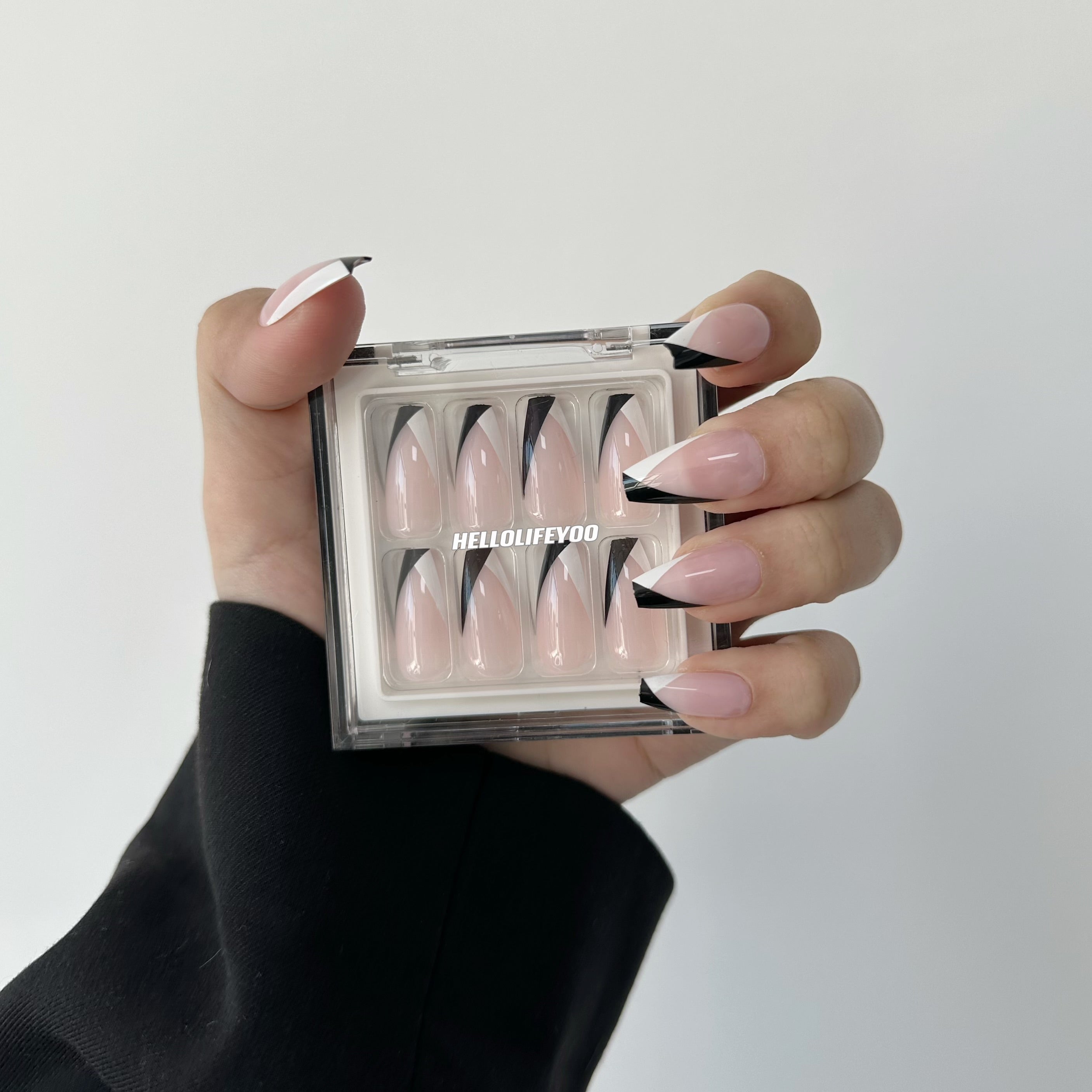 BLACK AND WHITE - 28 PCS