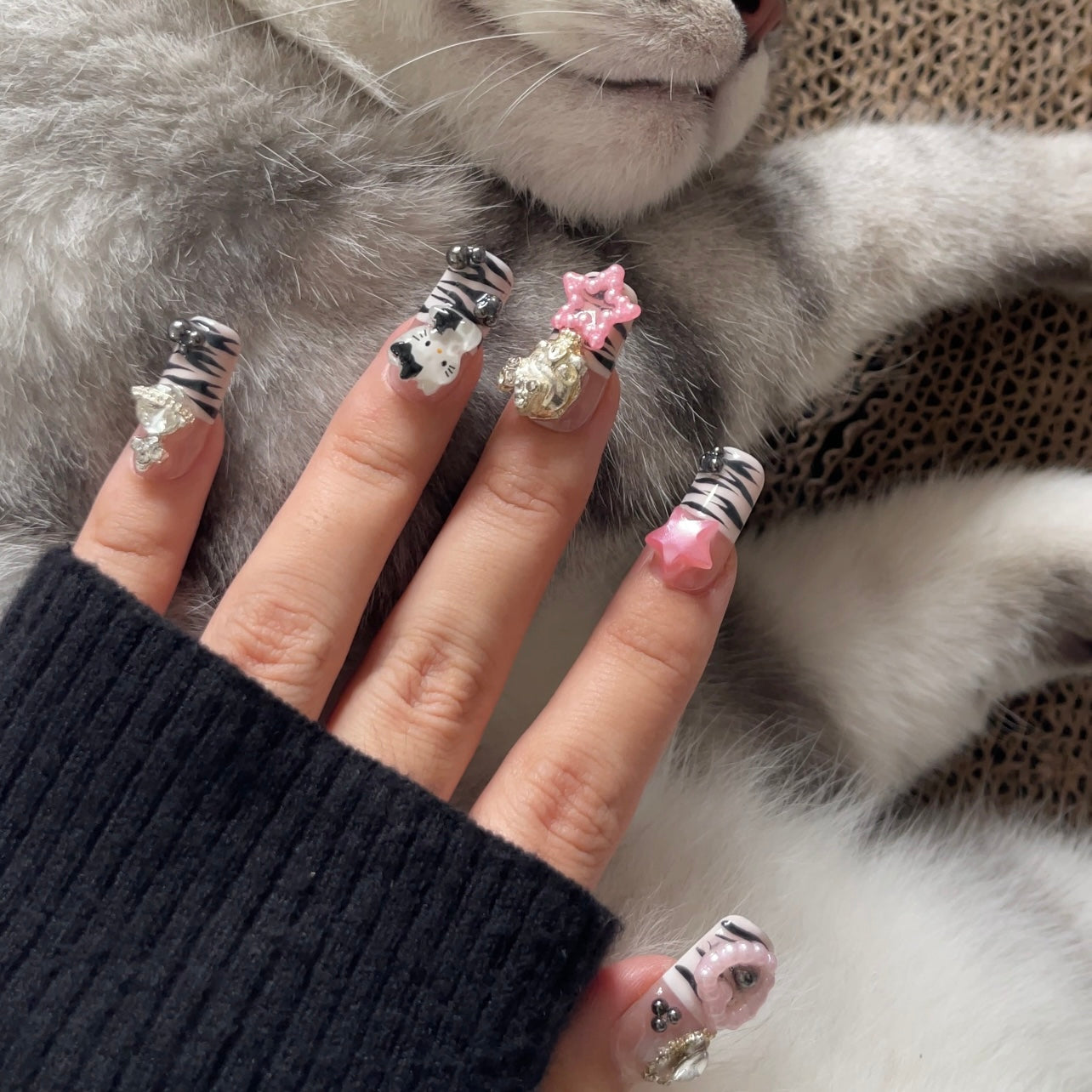 HELLO KITTY - TEN PIECES OF HANDCRAFTED PRESS ON NAIL