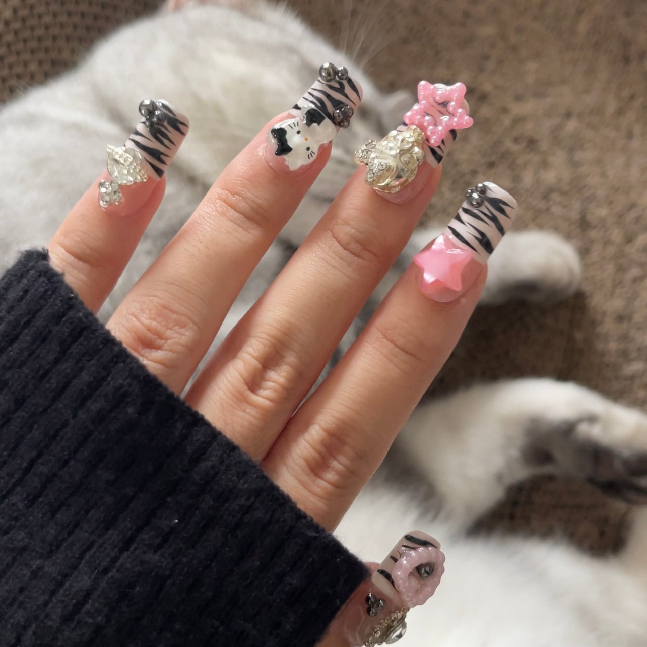 HELLO KITTY - TEN PIECES OF HANDCRAFTED PRESS ON NAIL